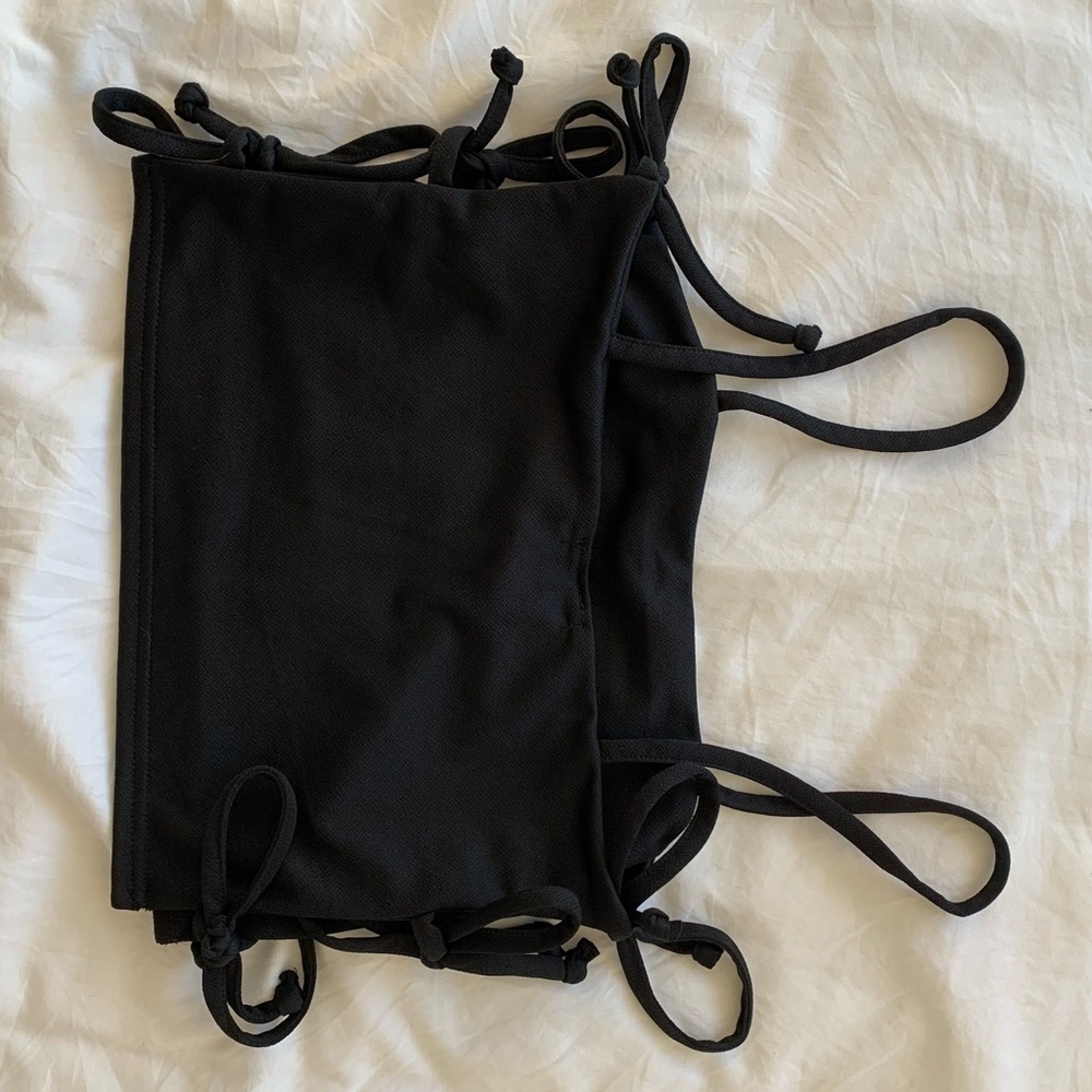 PRETTYLITTLETHING Black Side-tie up Crop Top - Picture 4 of 4
